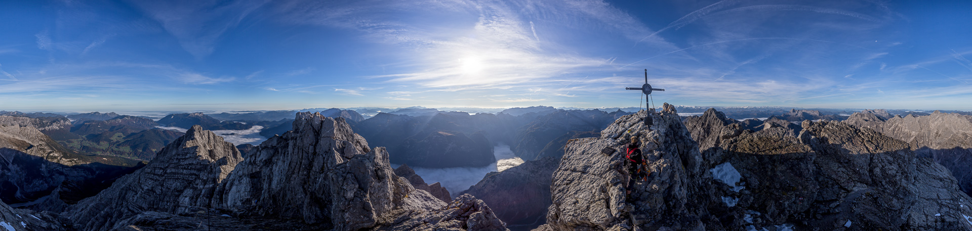 Gipfelpanorama mit traumhafter Aussicht auf den umwölkten Königssee und über den gesamten Alpenhauptkamm.