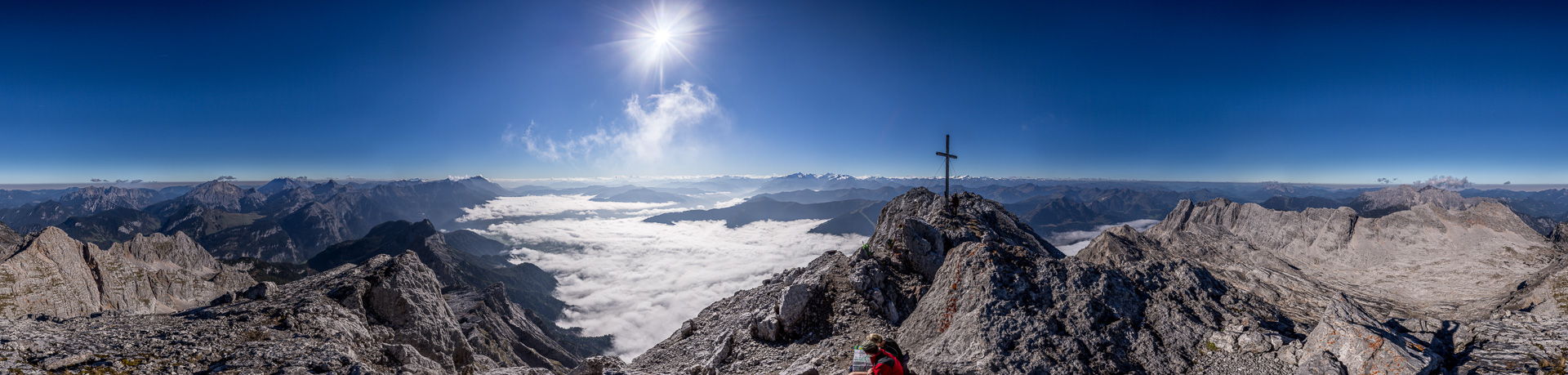 Traumhaftes Gipfelpanorama mit Blick über den ganzen Alpenhauptkamm, den Kaiser und die Berchtesgadener Alpen.