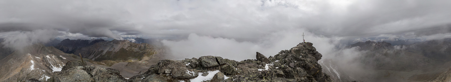 Gipfelpanorama mit Wolken und ohne viel Aussicht.