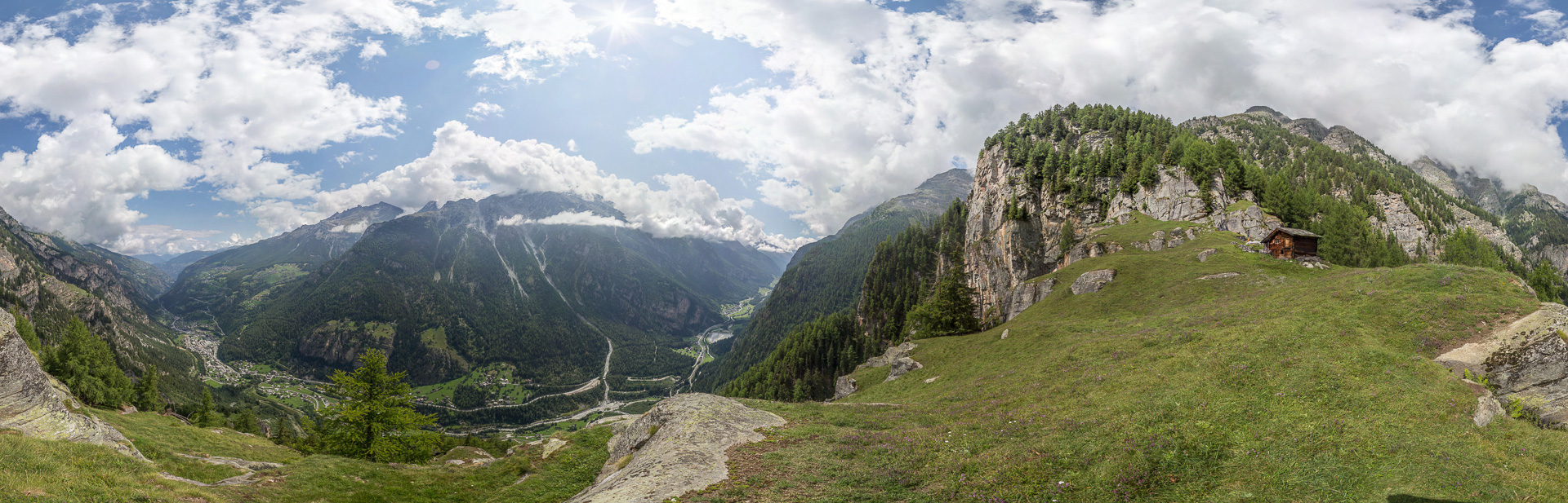 Schönes Panorama mit gewaltigem Tiefblick ins Mattertal an der Gemshütte.
