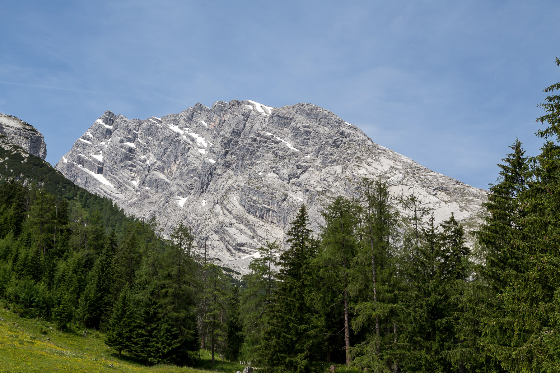 Links der Südgipfel (2.712 m), in der Mitte der Mittelgipfel (2.713 m) und links vom Schneefeld das Hocheck (2.651 m)
