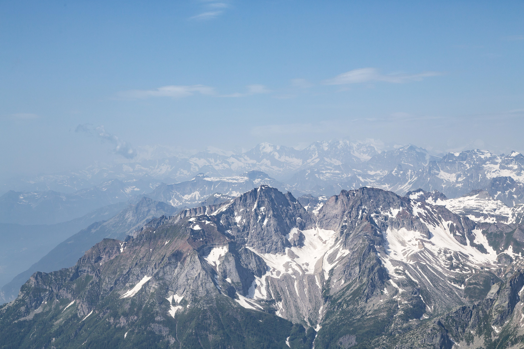 Das Weisshorn ist kaum zu sehen, aber rechts vom Weissmies der Monte Rosa.