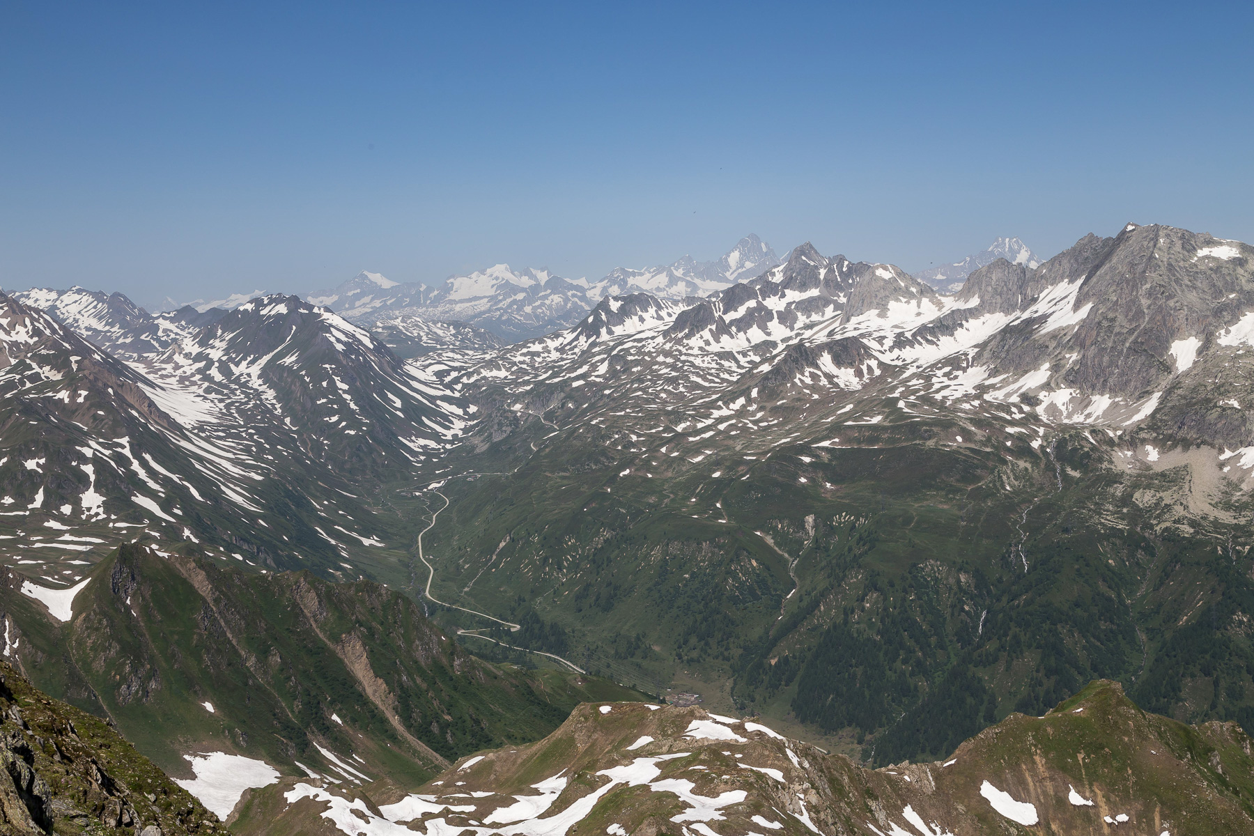 Blick zum Nufenenpass und zu den Berner Alpen.