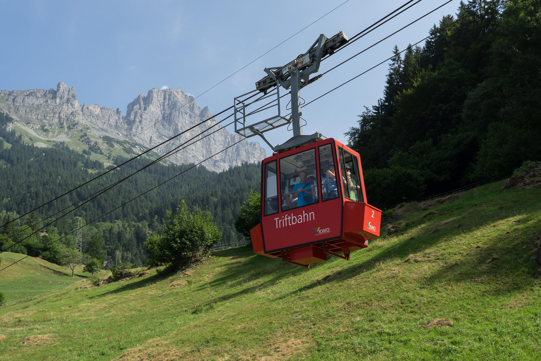 Kleine typische Schweizer Bergbahn für 8 Personen.