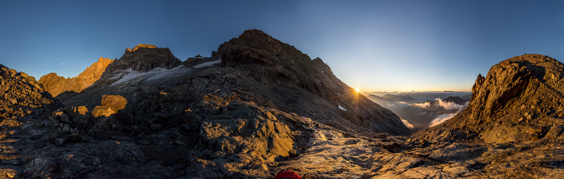 Sonnenaufgangspanorama - in der Bildmitte die Rochers Rouges, über die der Anstiegsweg auf den Mont Pelvoux führt.