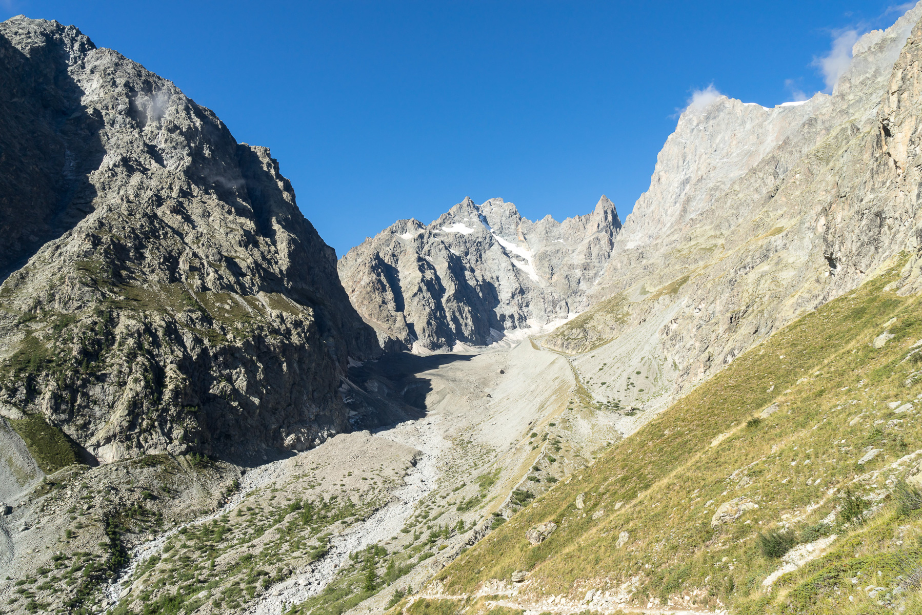 Darunter der Glacier Noir - rechts die Barre des Écrins (4.102 m).