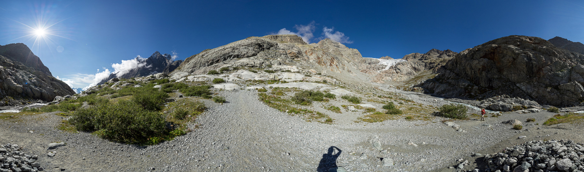 Rechts die Gletscherzunge, links der Mont Pelvoux.