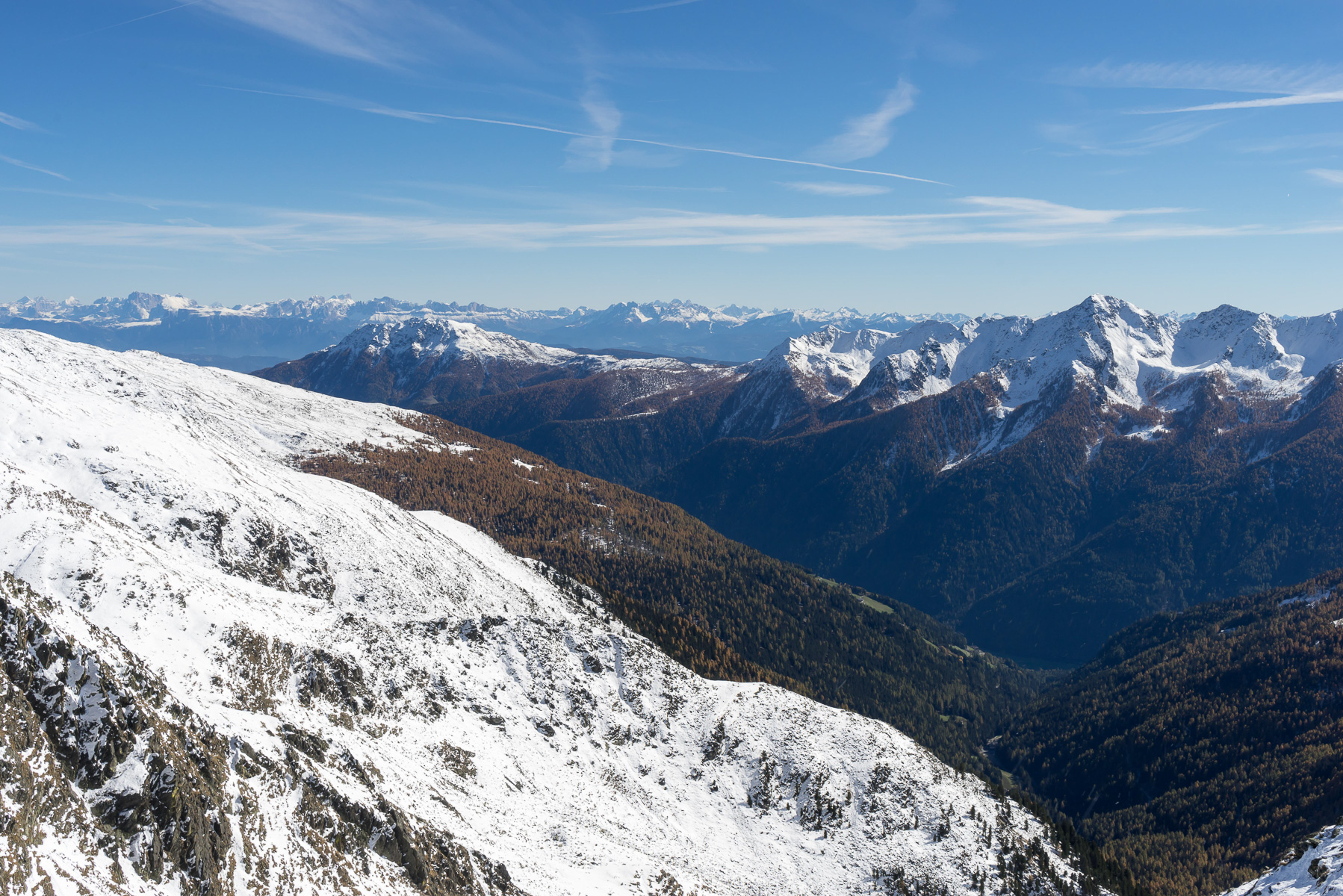 Blick über das Ultental hinweg zu den Dolomiten.