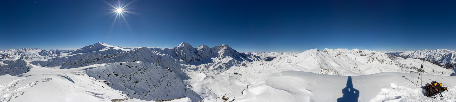 Phantastisches Gipfelpanorama mit Blick bis zu den Dolomiten. Aber es hat sehr viel Schnee für Mitte Oktober!