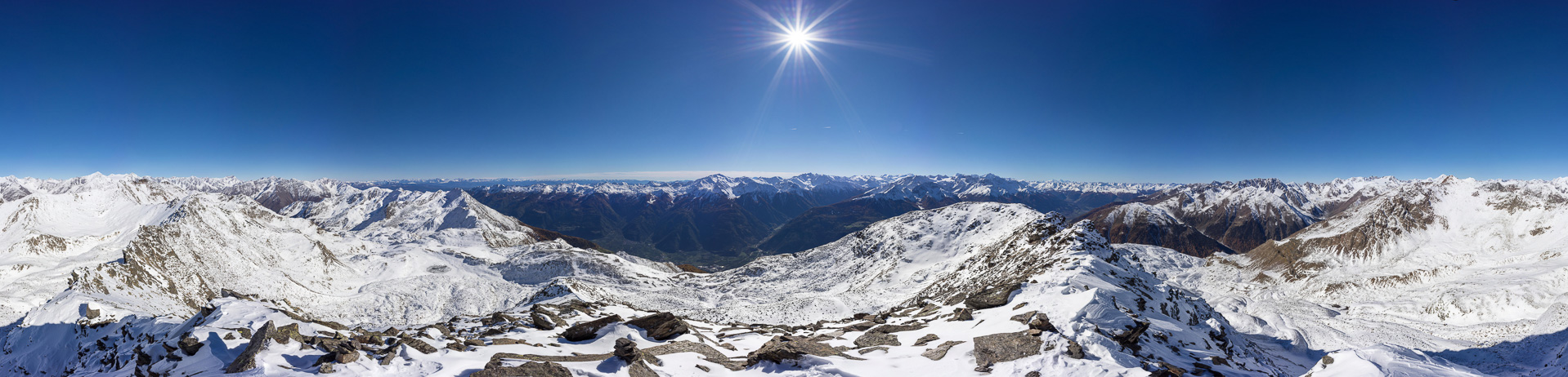 Prächtiges Gipfelpanorama von der Bernina bis zu den Dolomiten.