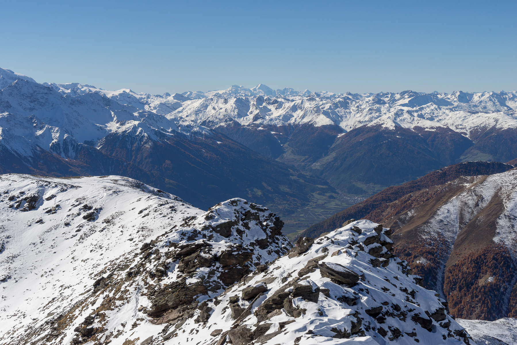 Blick über das Unterengadin zur Bernina.
