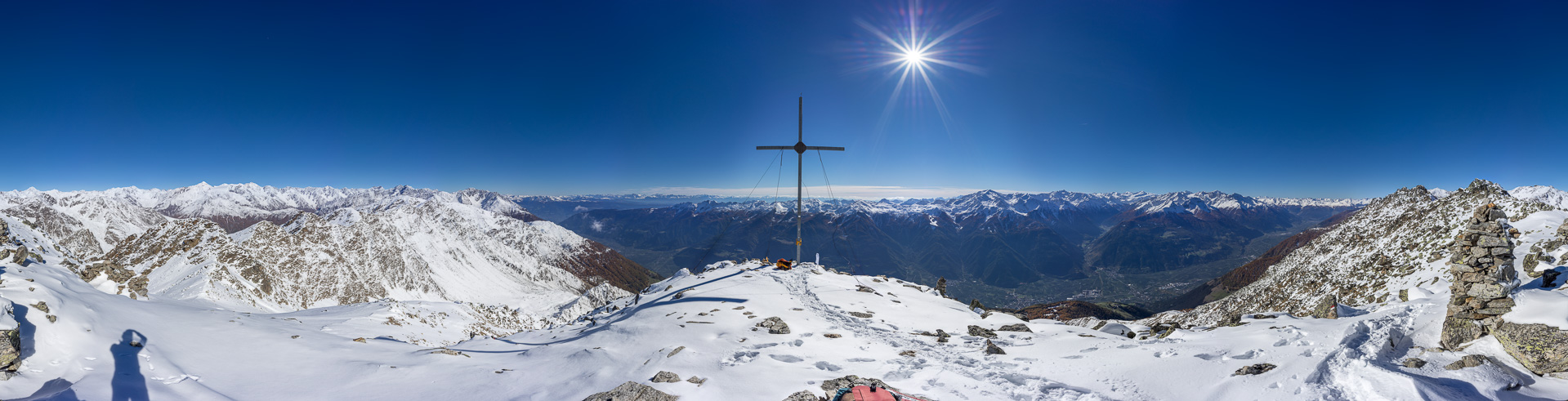 Gipfelpanorama hoch über dem Etschtal mit prächtigem Dolomitenblick und Sicht bis zur Bernina.