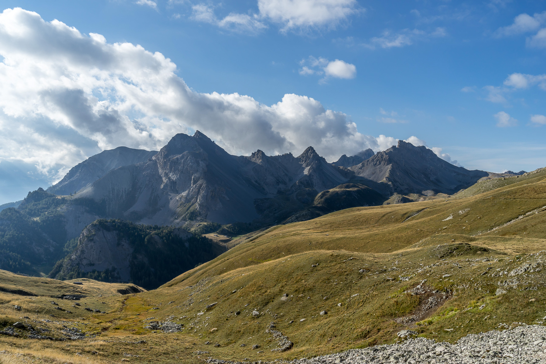 Die gegenüberliegende Bergkette - im Hintergrund und Wolken der Pic du Beal Traversier (2.910 m).