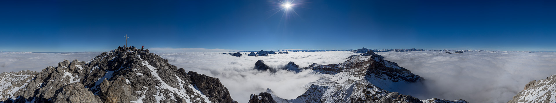Wunderbares Gipfelpanorama mit Bernina-Blick hoch über den Wolken.