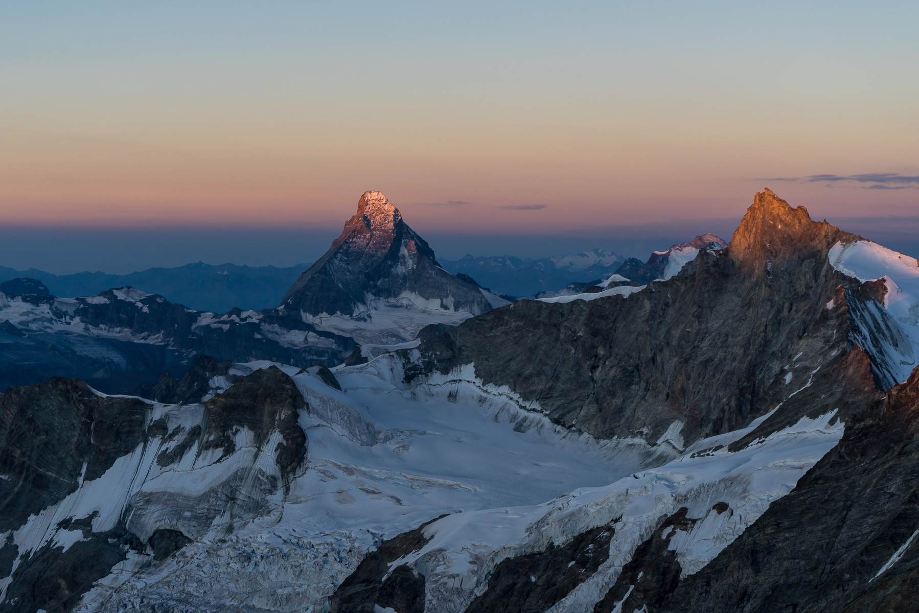 Matterhorn und Zinalrothorn leuchten. Gran Paradiso noch nicht.