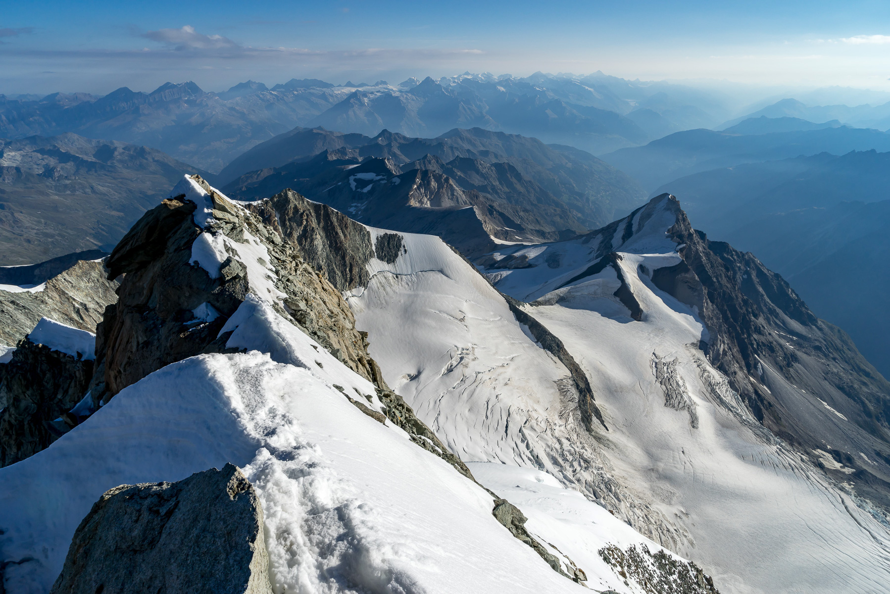 Blick in den Nordgrat und auf die Berner Alpen.