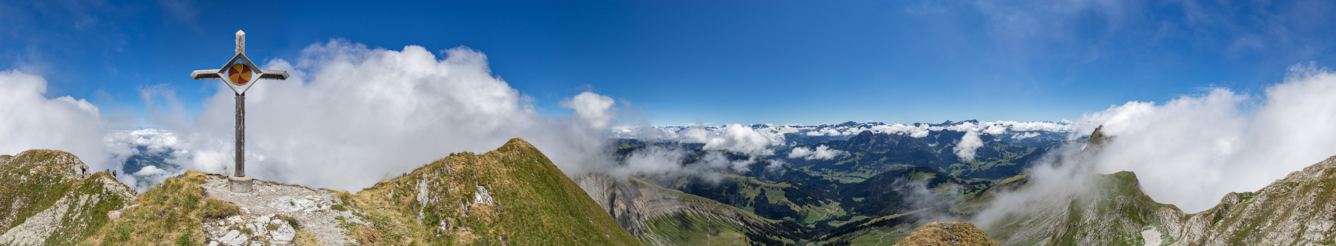 Spannendes Panorama mit ungewohnter Perspektive auf die Berner und die Walliser Alpen.