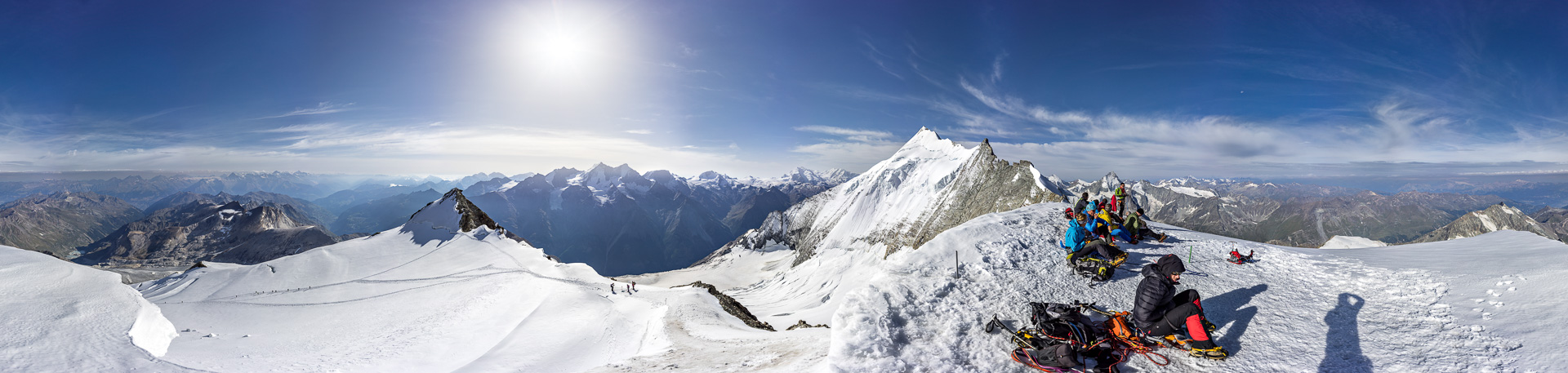 Gipfelpanorama: Es dominiert das Weisshorn, doch auch sonst ist viel Prominenz zu sehen!
