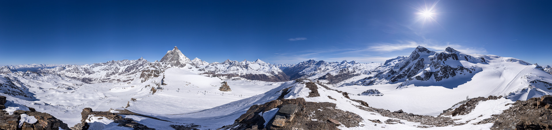 Grandioses Panorama über das Zermatter Skigebiet.