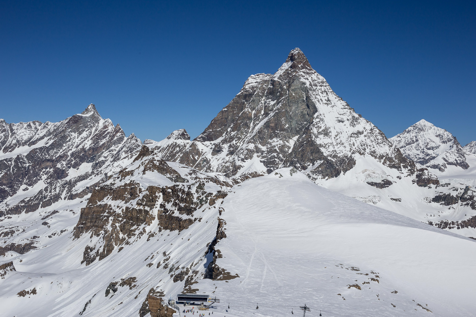 Dent d'Hérens (4.171 m), Matterhorn (4.478 m), Dent Blanche (4.357 m)