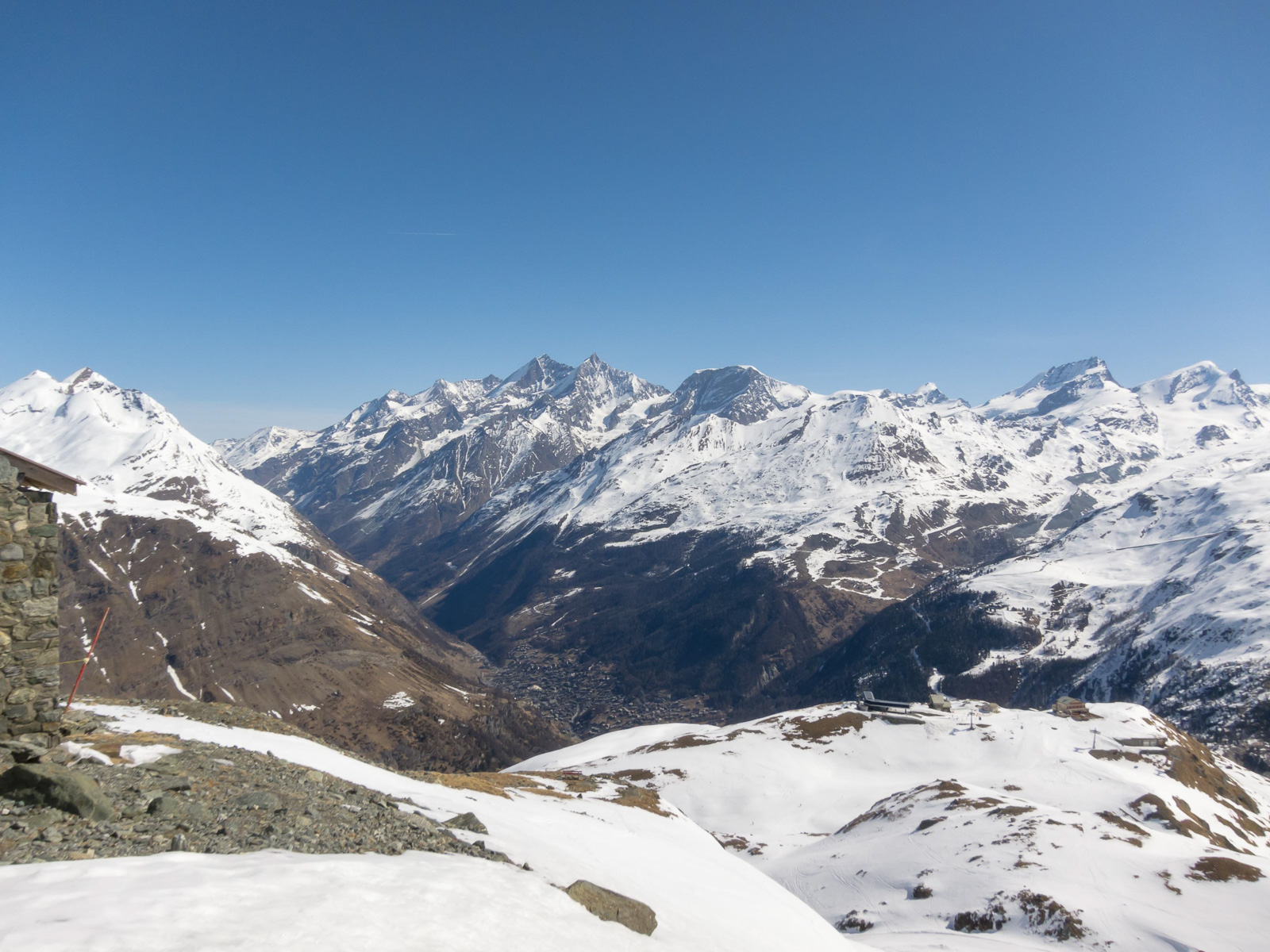 Blick auf Zermatt, zur Mischabelgruppe, zu Rimpfischhorn und Strahlhorn.