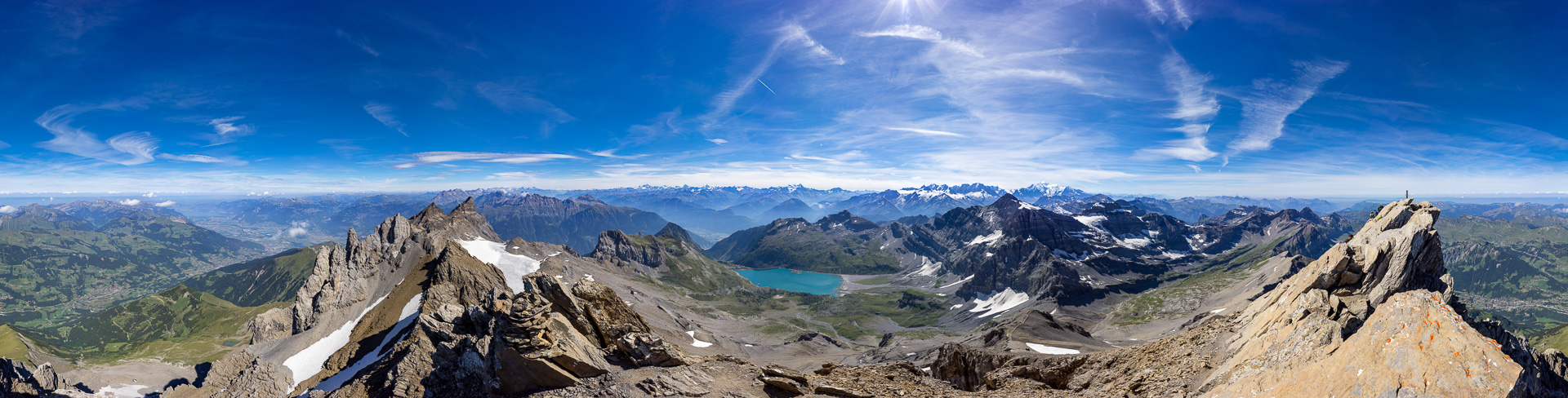 Gipfelpanorama mit Blick auf die Berner Alpen, Walliser Alpen und Mont Blanc.