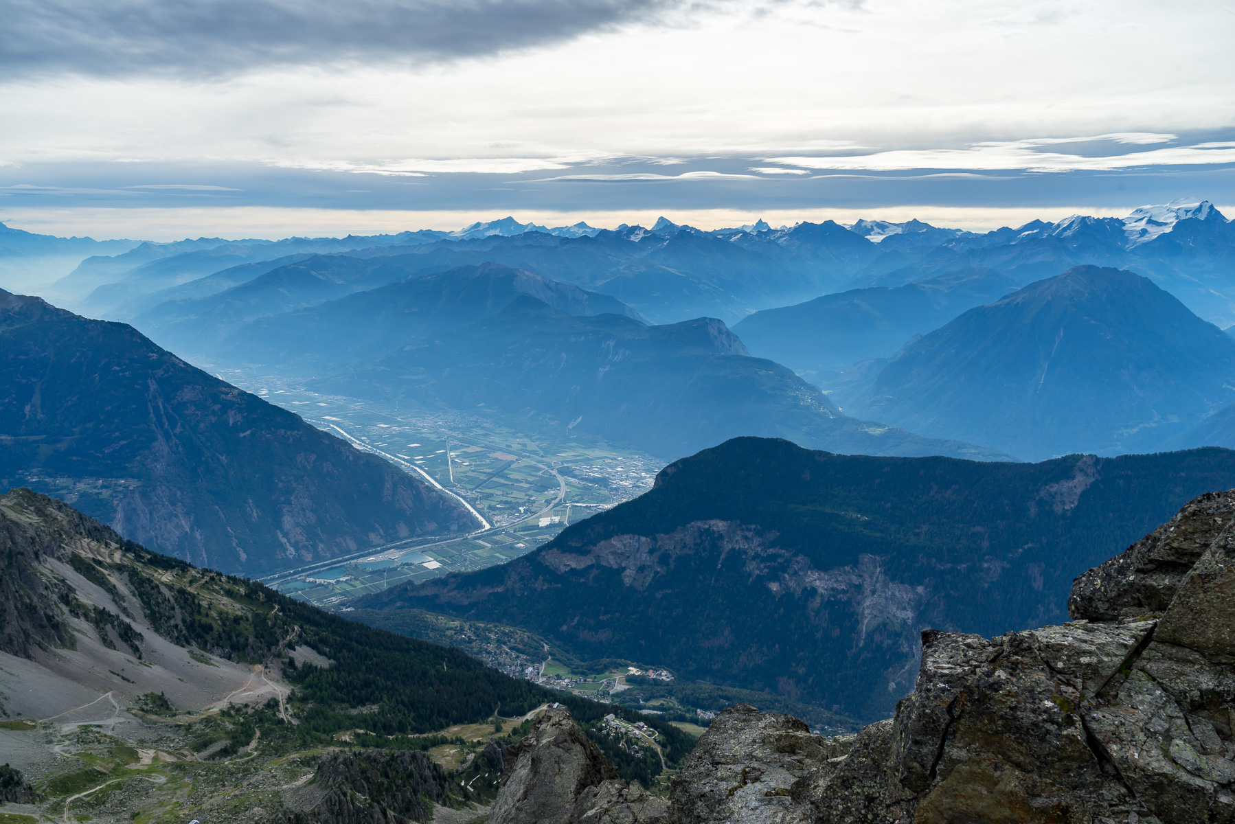 Blick ins Rhonetal mit den Walliser Alpen.