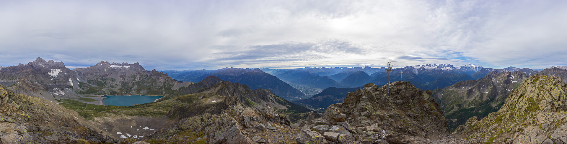 Etwas eingetrübtes Gipfelpanorama mit Dents du Midi und den Walliser Alpen.