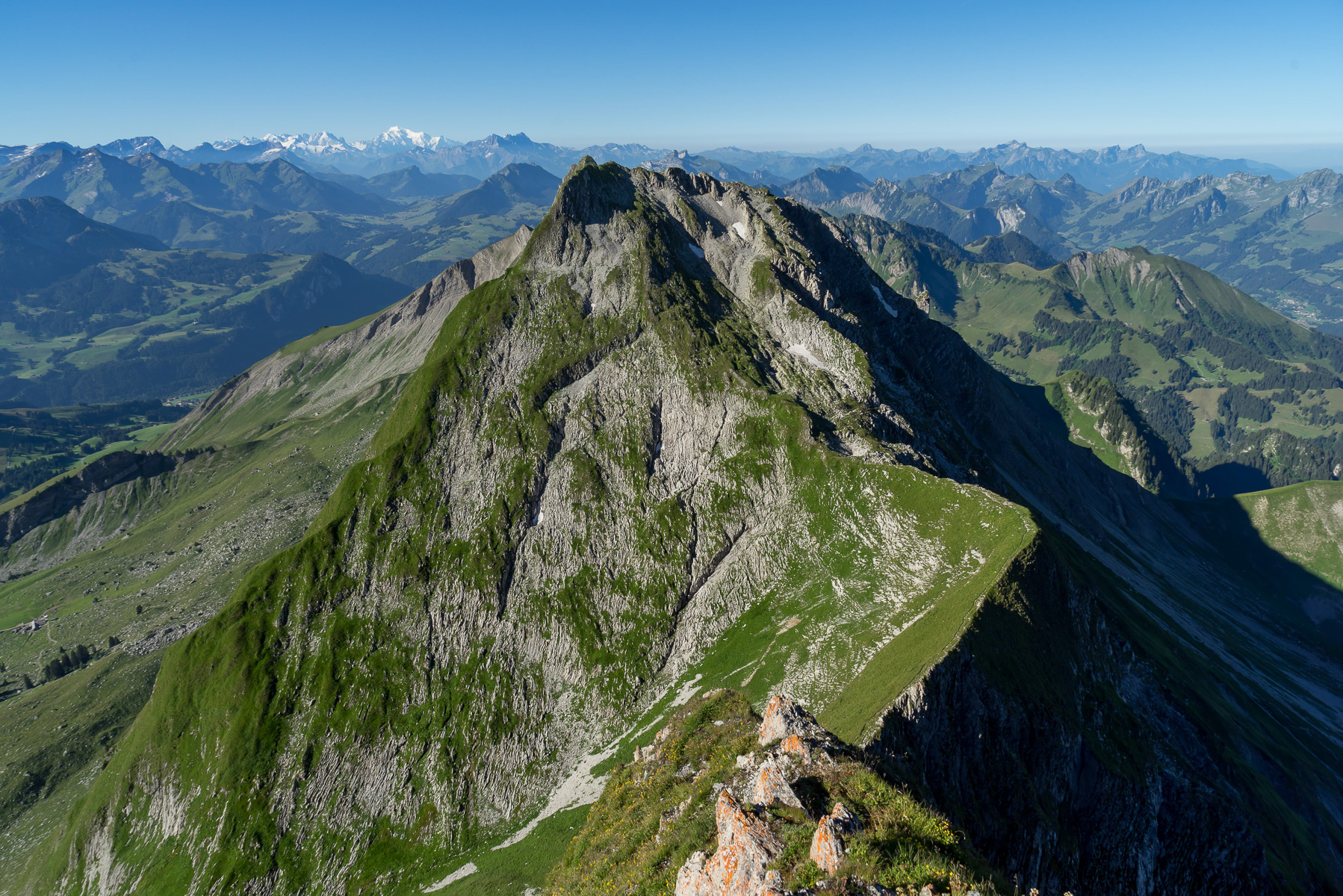 Blick zum nahen Vanil de l'Ecri und weiter zum Mont Blanc.