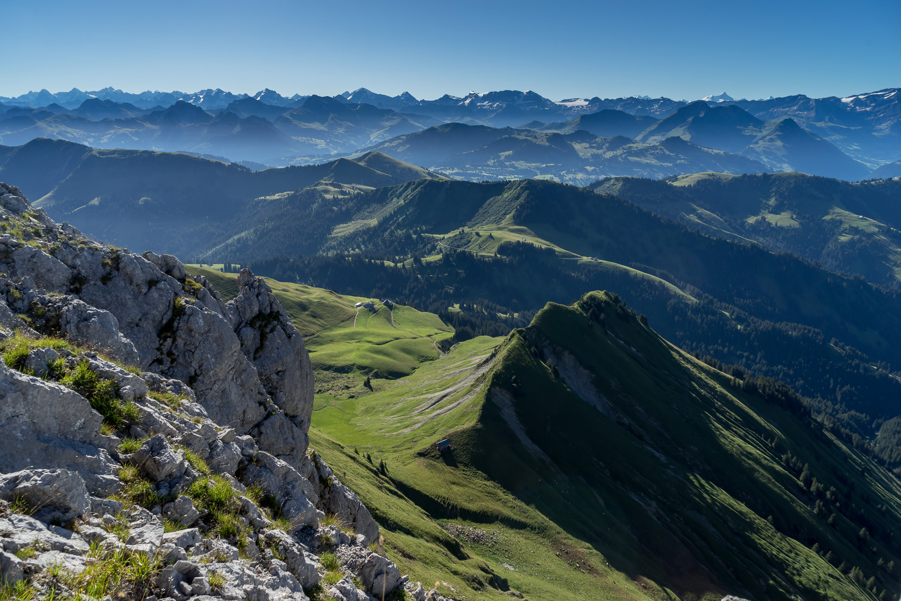 Über den Amelier geht der Blick zu den Berner und Walliser Alpen.
