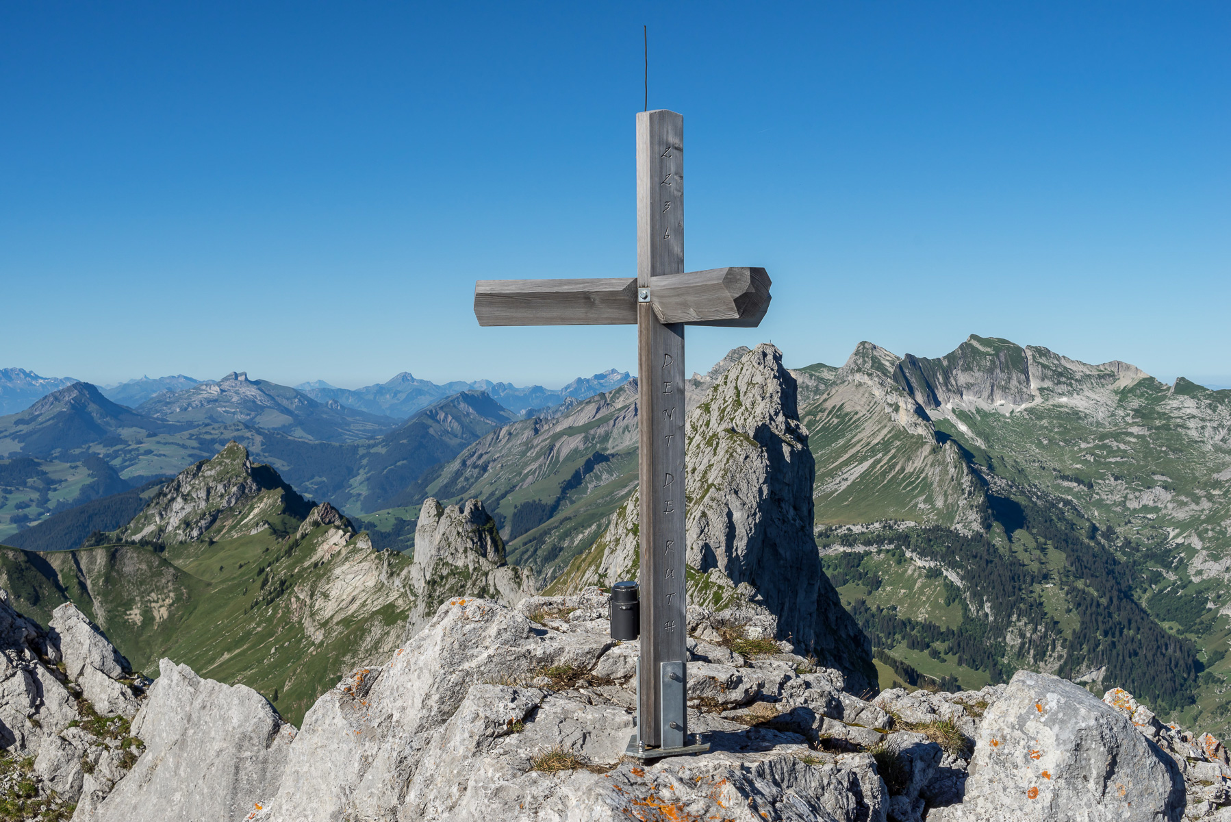 Ein dreiarmiges Gipfelkreuz für die drei Kantone, die sich hier treffen: Bern, Fribourg, Vaud.