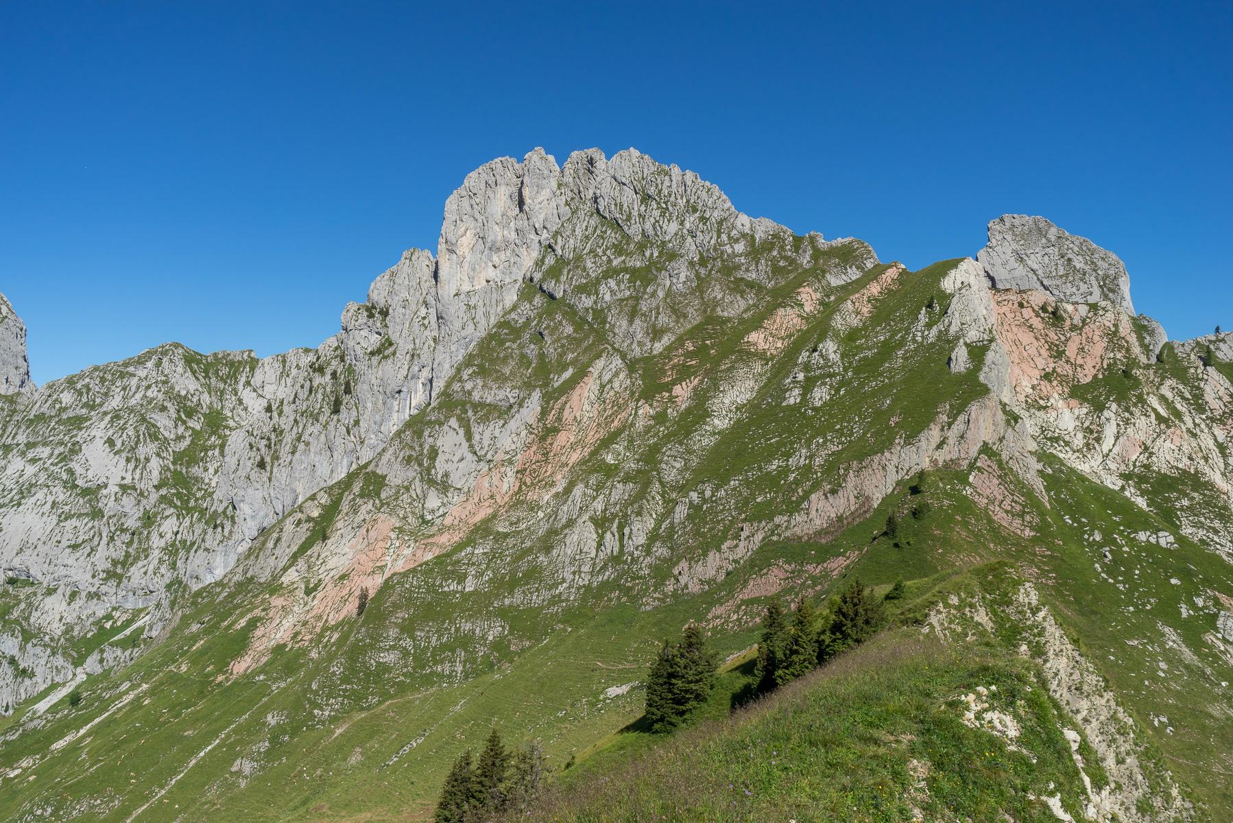 Rückblick zur Dent de Ruth. Der Aufstiegsweg führt vom Sattel zunächst hoch und quert dann aufsteigend bis in die Gipfelrinne.