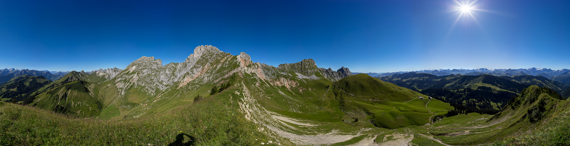Ein kleiner Gipfel, der vor allem zum Routenstudium für Dent de Ruth und Dent de Savigny genutzt werden kann.