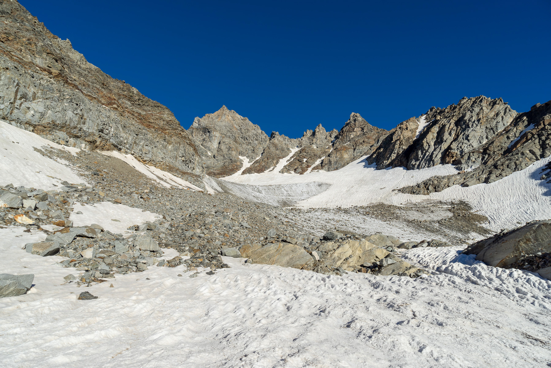 Nach den unwegsamen Schrofen geht der Blick über die Reste des Valeille-Gletschers zum Gipfelziel.