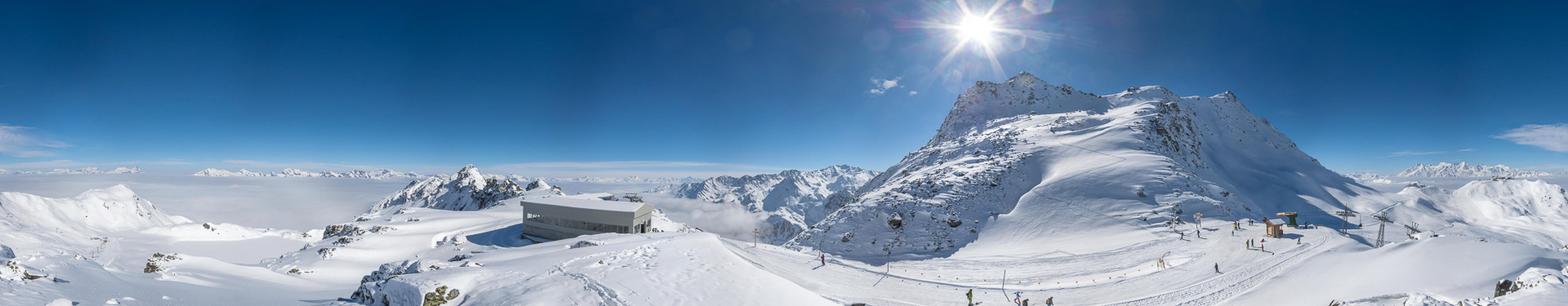 Panorama im Skigebiet mit Mont Gelé im Vordergrund.