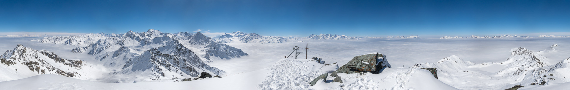 Gipfelpanorama über dem Wolkenmeer mit Berner Alpen, Grand Combin und Mont Blanc.