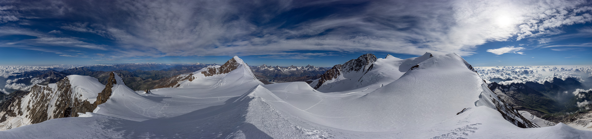 Wunderbares Gipfelpanorama über die Monte Rosa Berge hinweg bis zur Bernina.