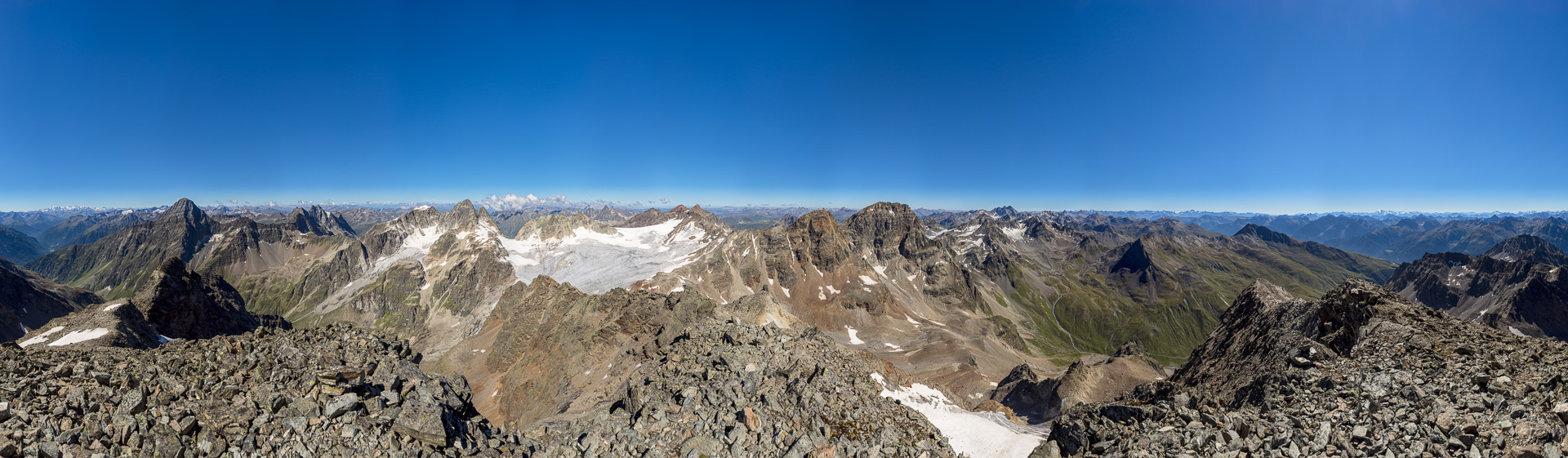 Herrliches Gipfelpanorama von einem der schönsten Silvretta-Gipfel.