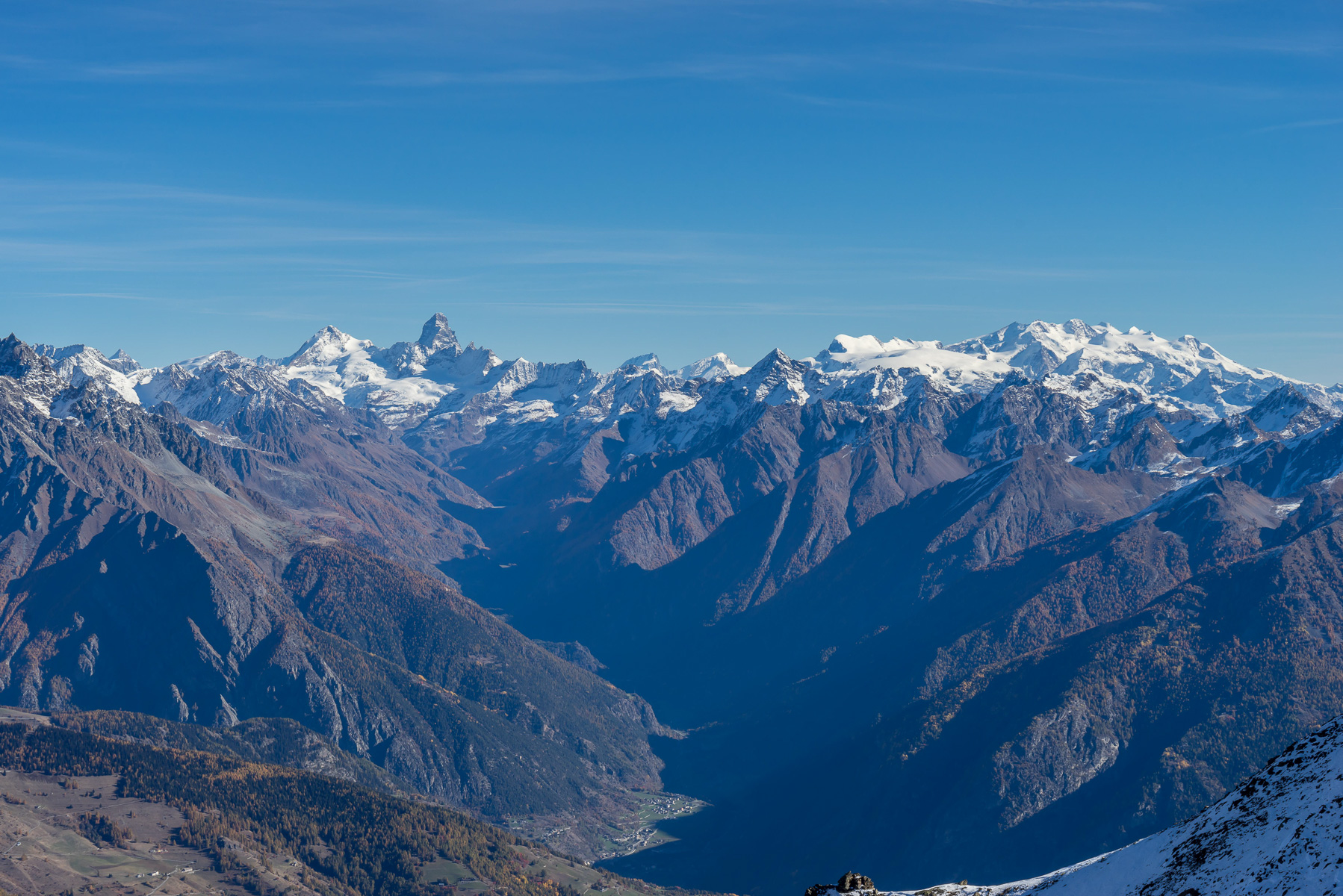 Die zentralen Walliser Berge mit Dent Blanche, Matterhorn, Rimpfischhorn, Strahlhorn, Breithorn und Monte Rosa.
