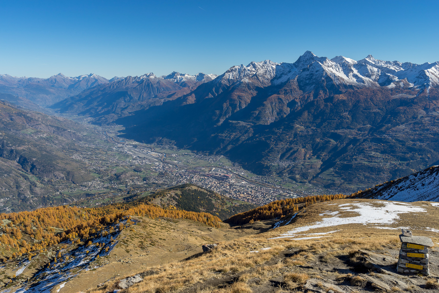 Blick auf Aosta mit dem Monte Emilius.