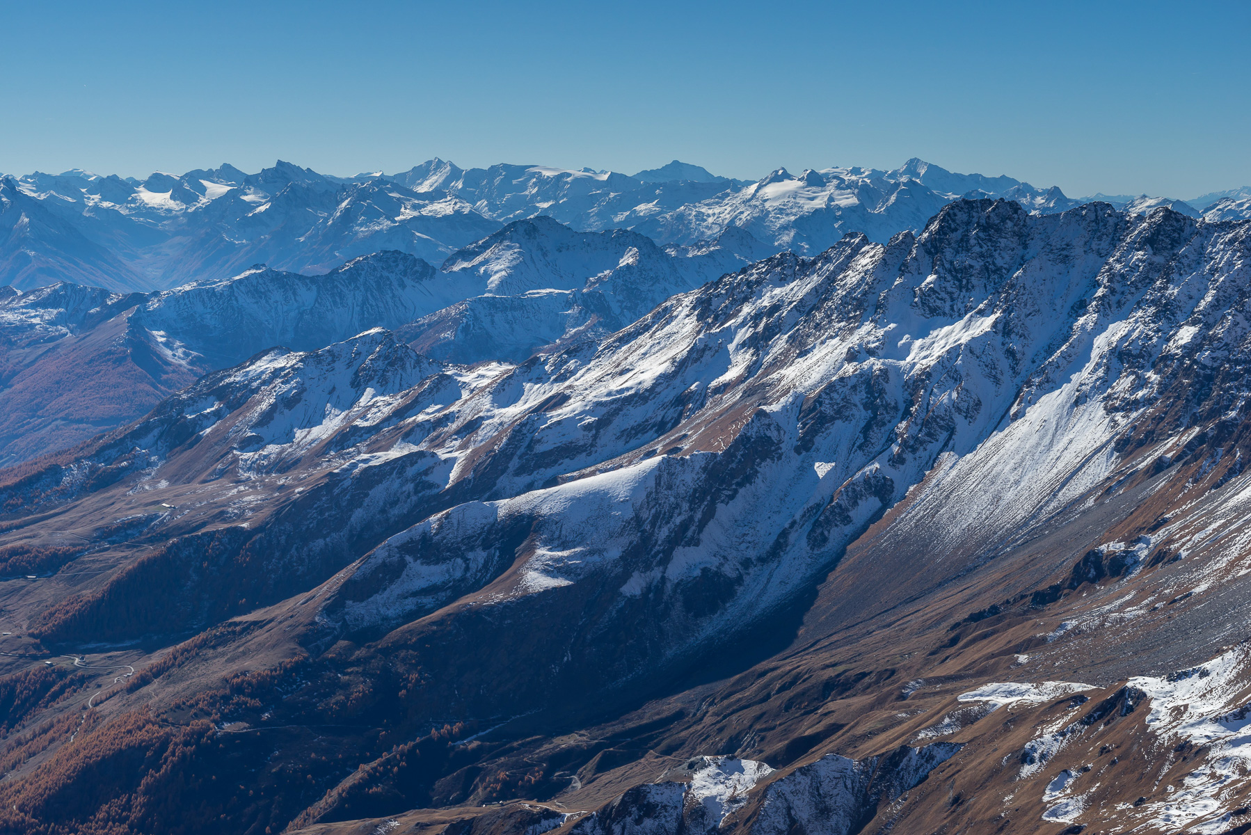 Blick zu den westlichen Paradiso-Bergen und der Vanoise mit Grande Sassière, Grande Casse, Testa del Rutor und Mont Pourri.