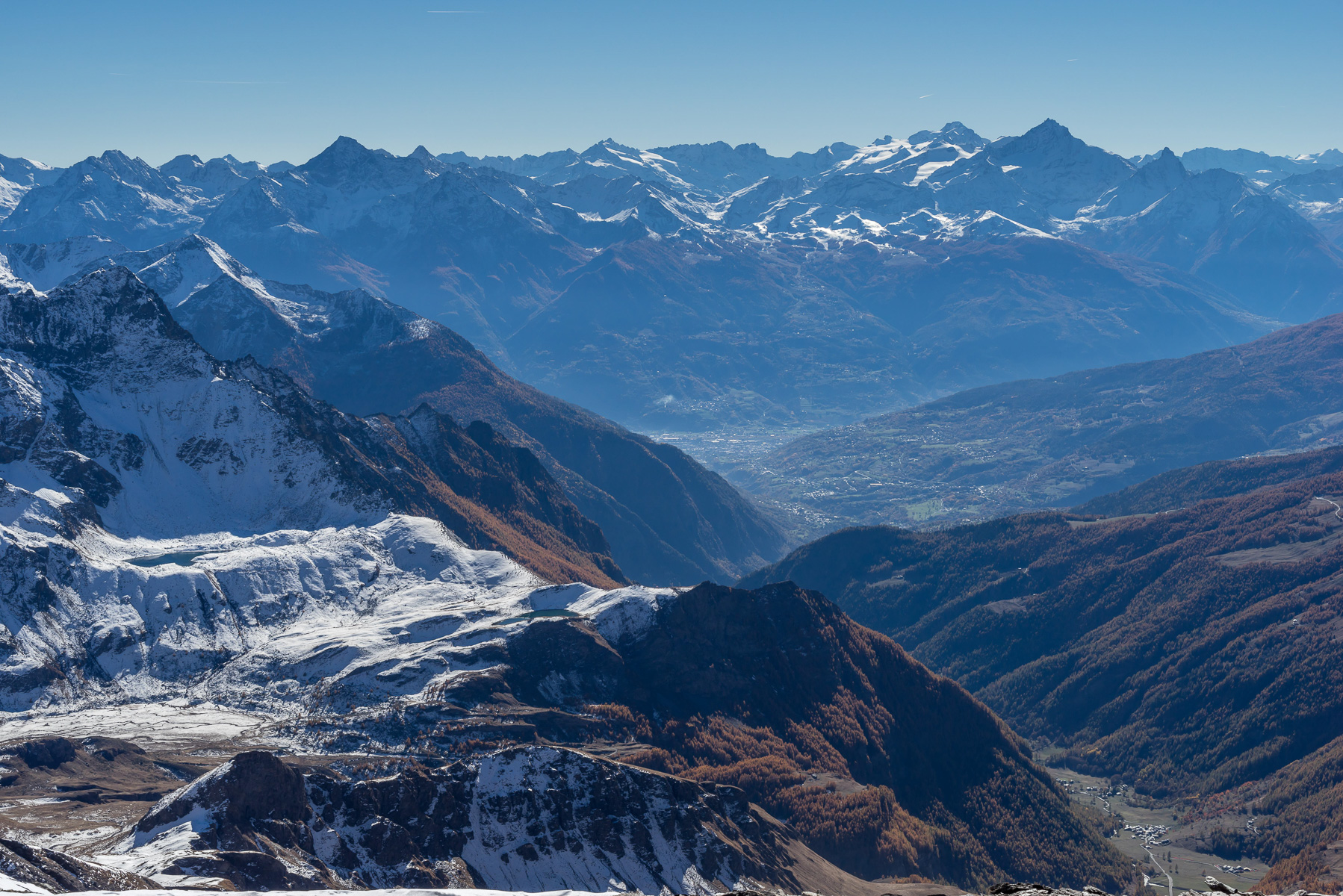 Blick über das Valle di Ollomont zum Aostatal mit Monte Emilius und Gran Paradiso.