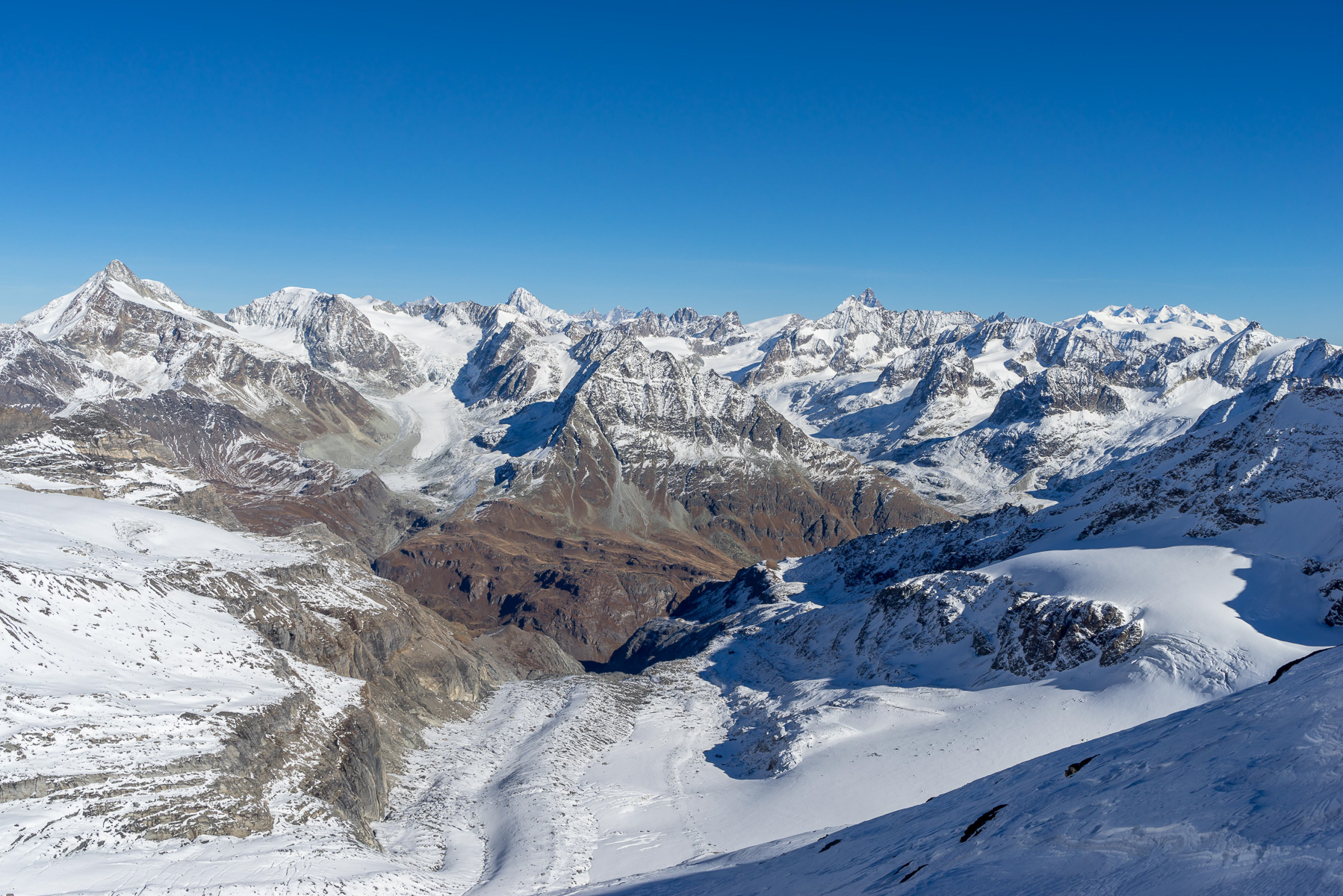 Blick auf die Walliser Berge: La Ruinette, Dent Blanche, Matterhorn und Monte Rosa.