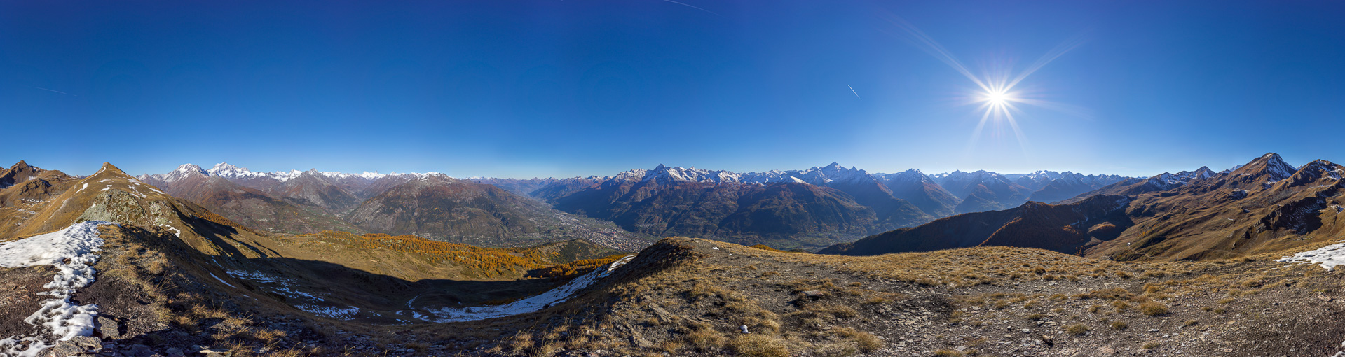 Gipfelpanorama vom dritten Berg des Tages mit wunderbarem Blick ins Aostatal.