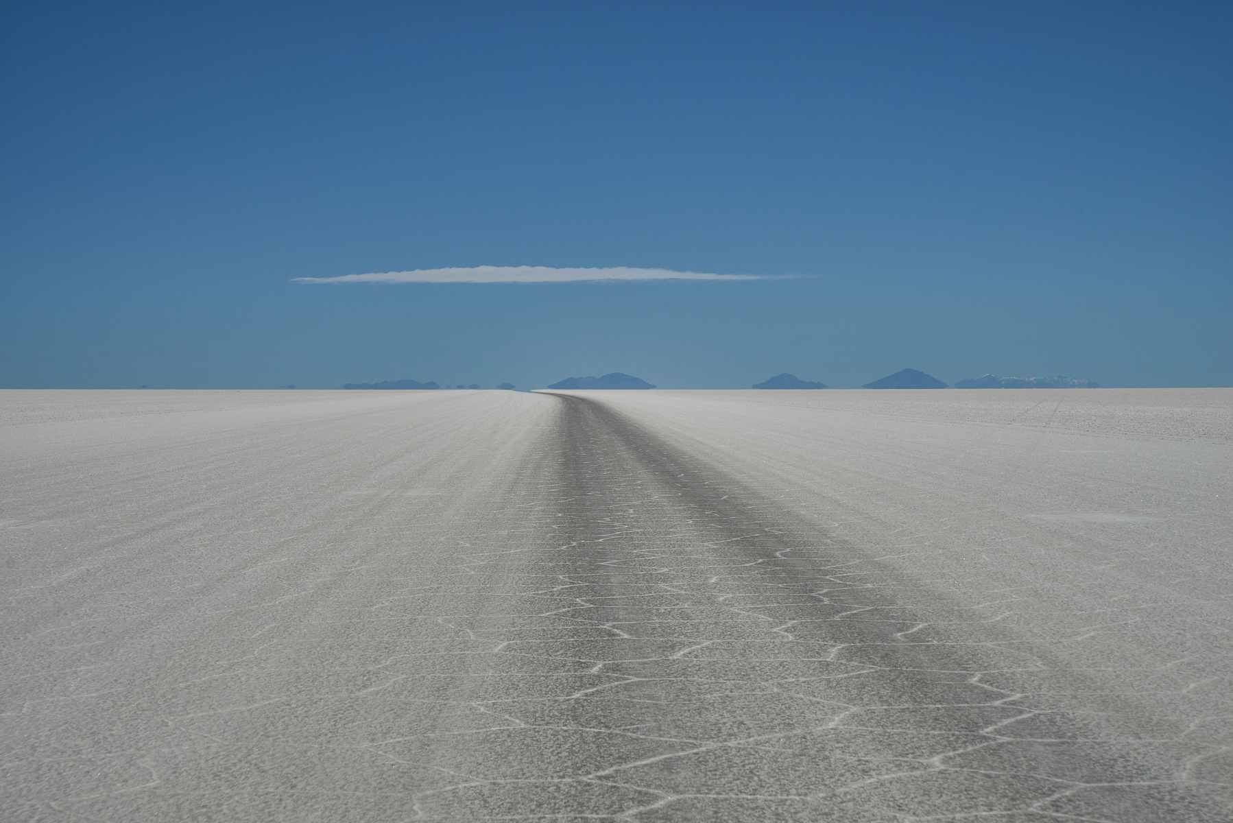 Über den größten Salzsee der Erde führen keine Straßen...