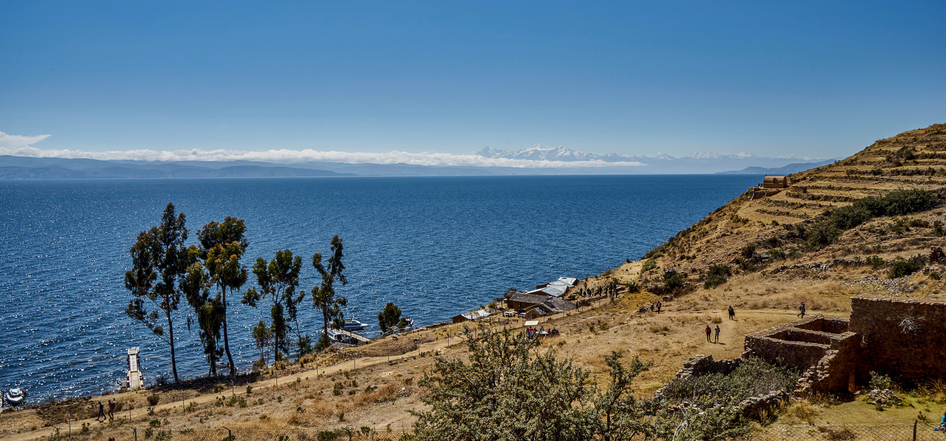 Ein der beiden bekannten Inka-Inseln im Titicacasee mit der Cordillera Real im Hintergrund.