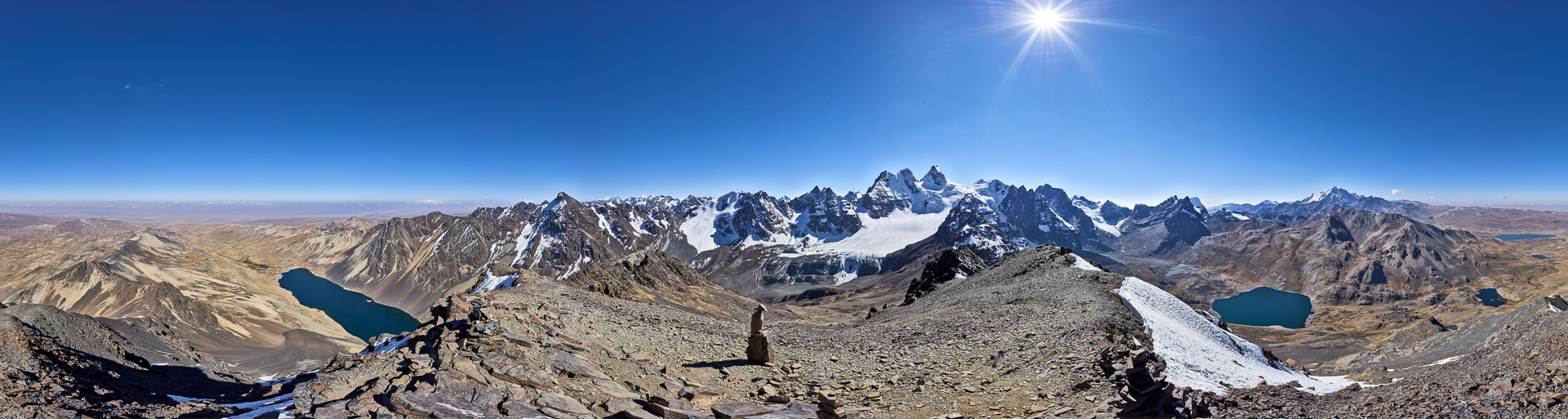 Herrliches Gipfelpanorama - behrrschend in der Mitte der wunderbare Condoriri.