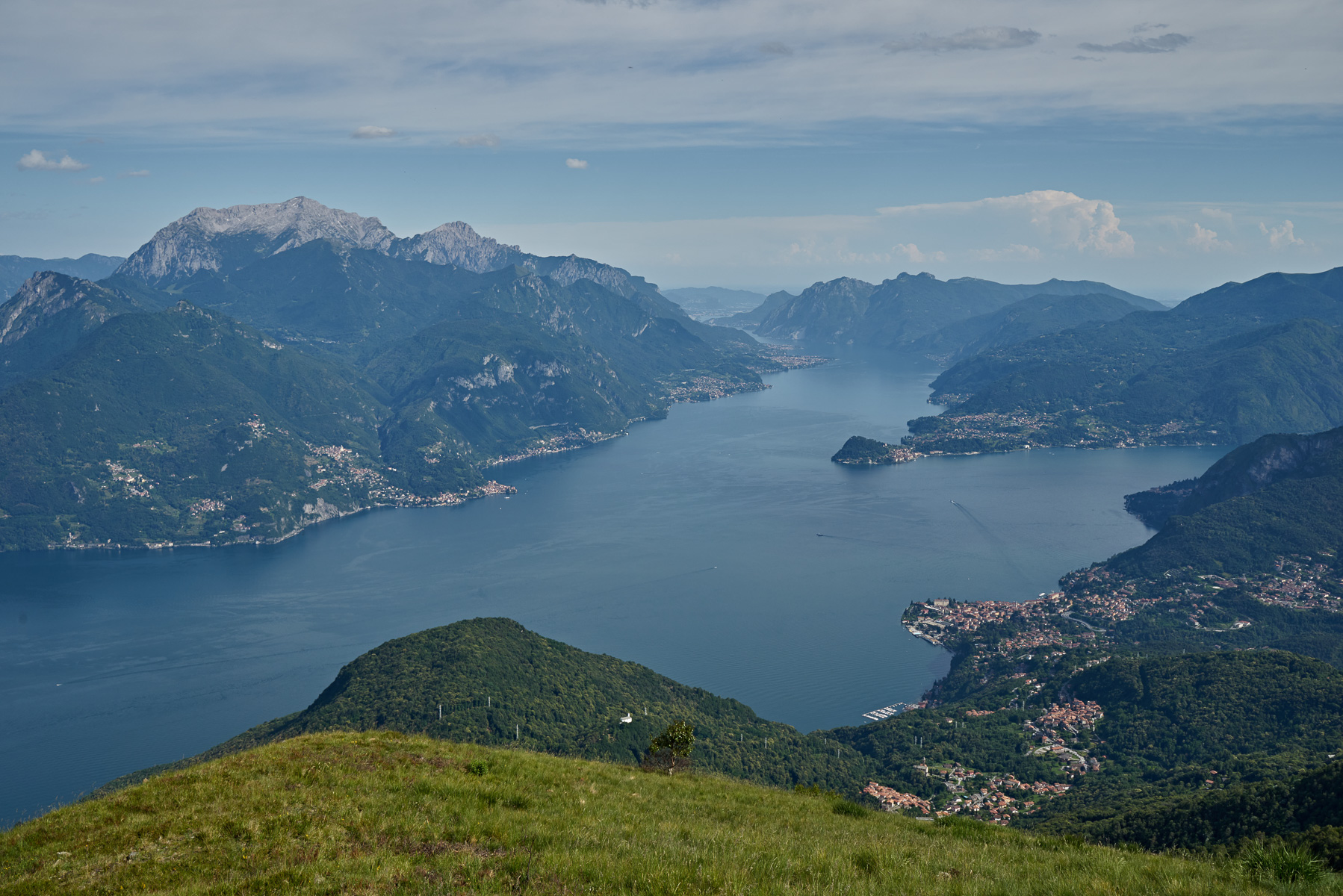 Blick über den Lago di Como mit Menaggio, Bellaggio, Grignone und Grignetta.