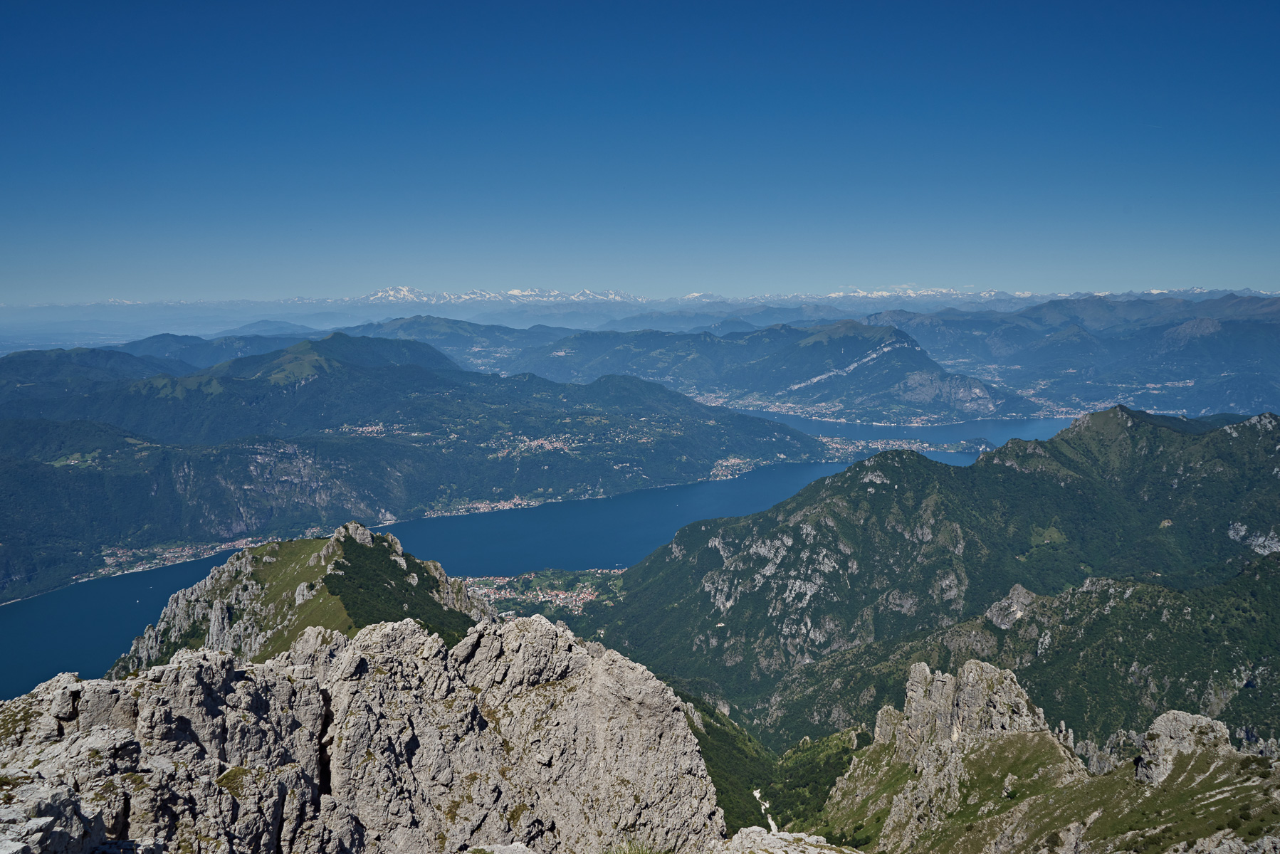 Blick zu den Walliser und Berner Alpen.