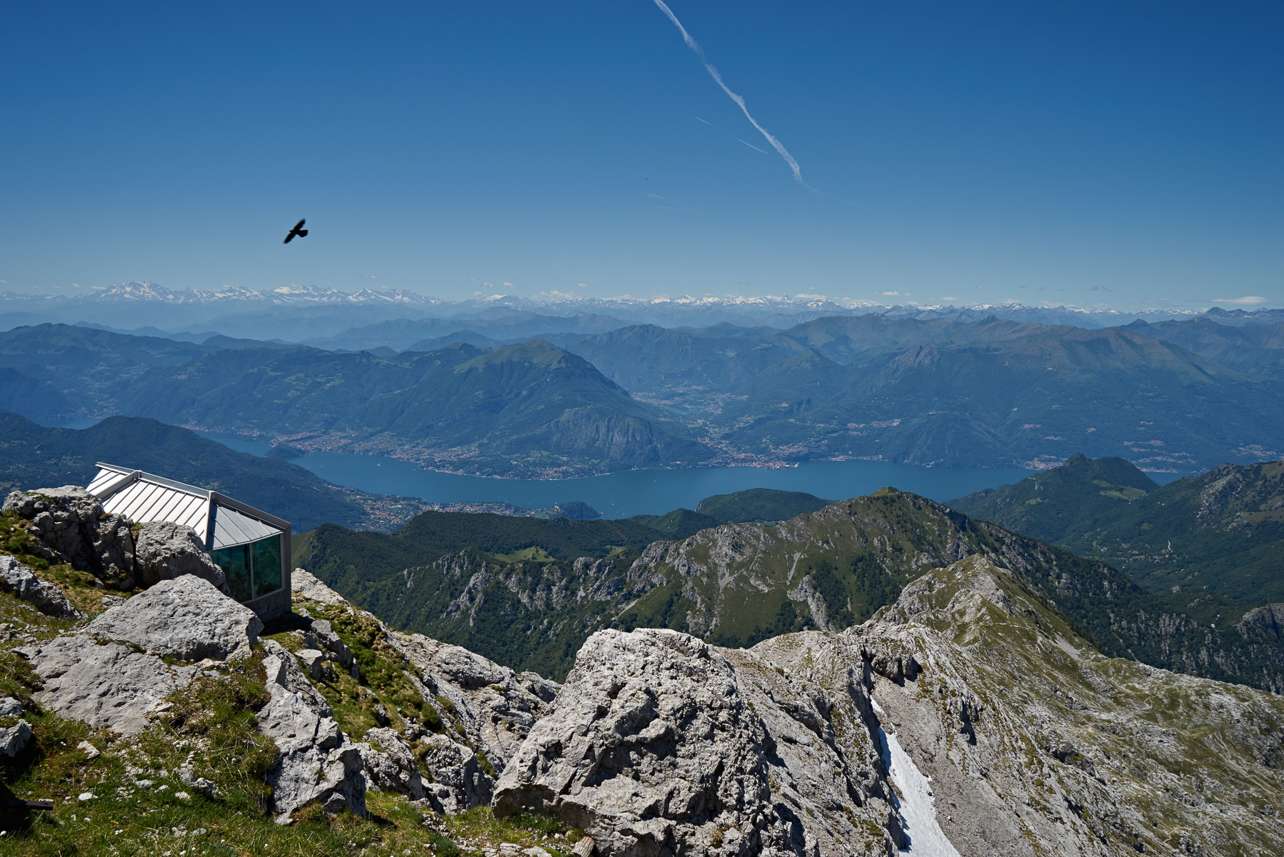 Blick über den Lago di Como zu den Walliser und Berner Alpen.